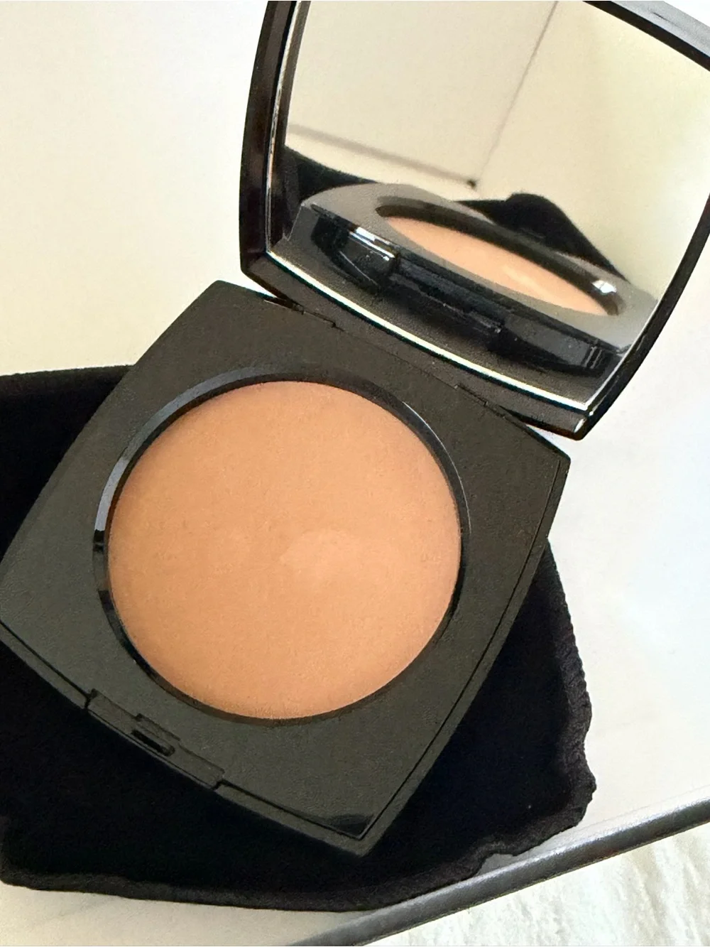 CHANEL Les Beiges B60 Compact Powder. New not used. Slight smudge